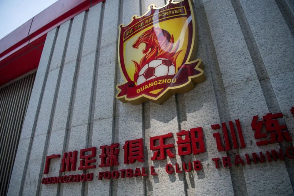 较着是对《双城记》的致敬和仿照。